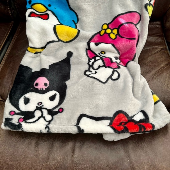 Hello Kitty & Friends 60” x 70” Plush Throw Blanket - Picture 4 of 11